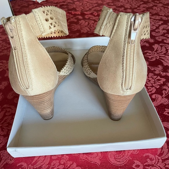 Report Sandals. New, never worn wedge sandal with cutout straps - Picture 3 of 5